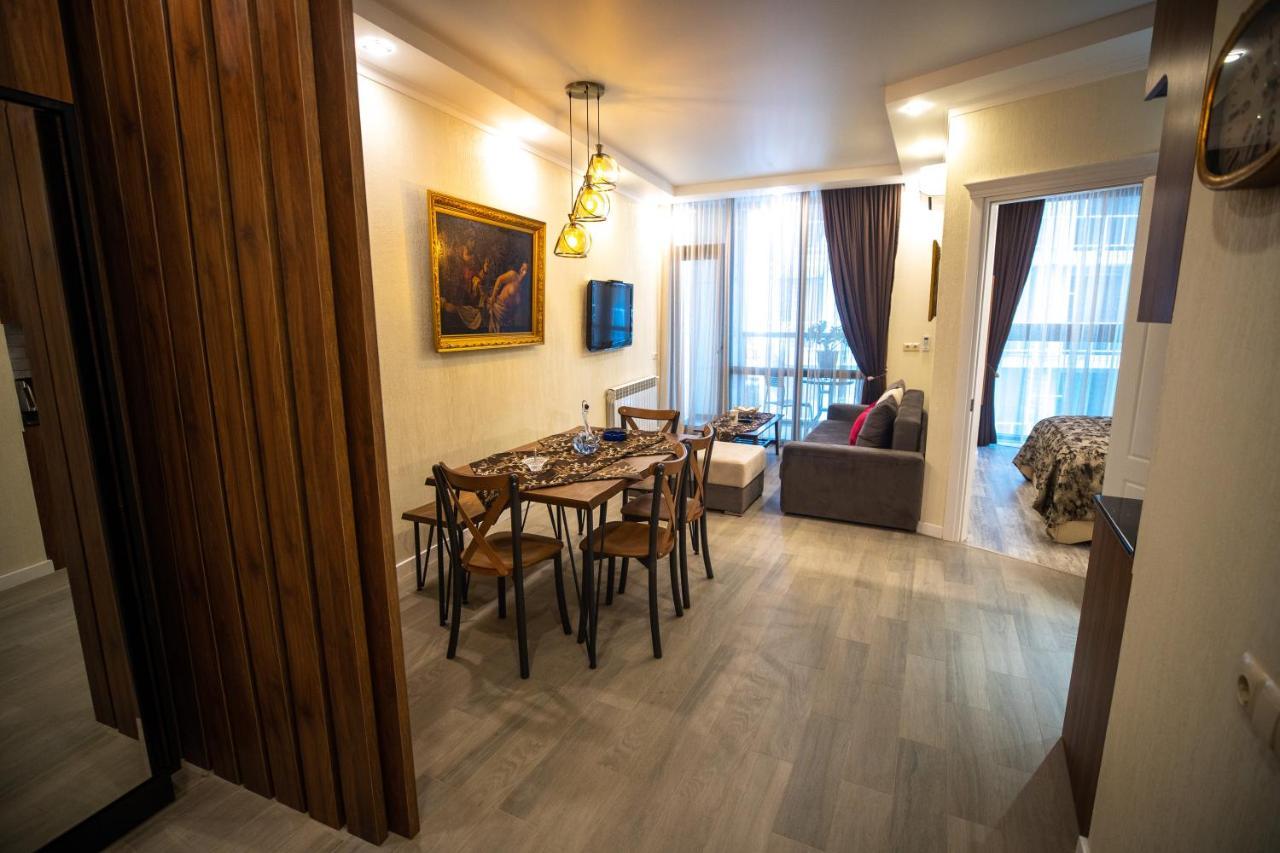 Apartamento Ramada Skytower Batumi Exterior foto