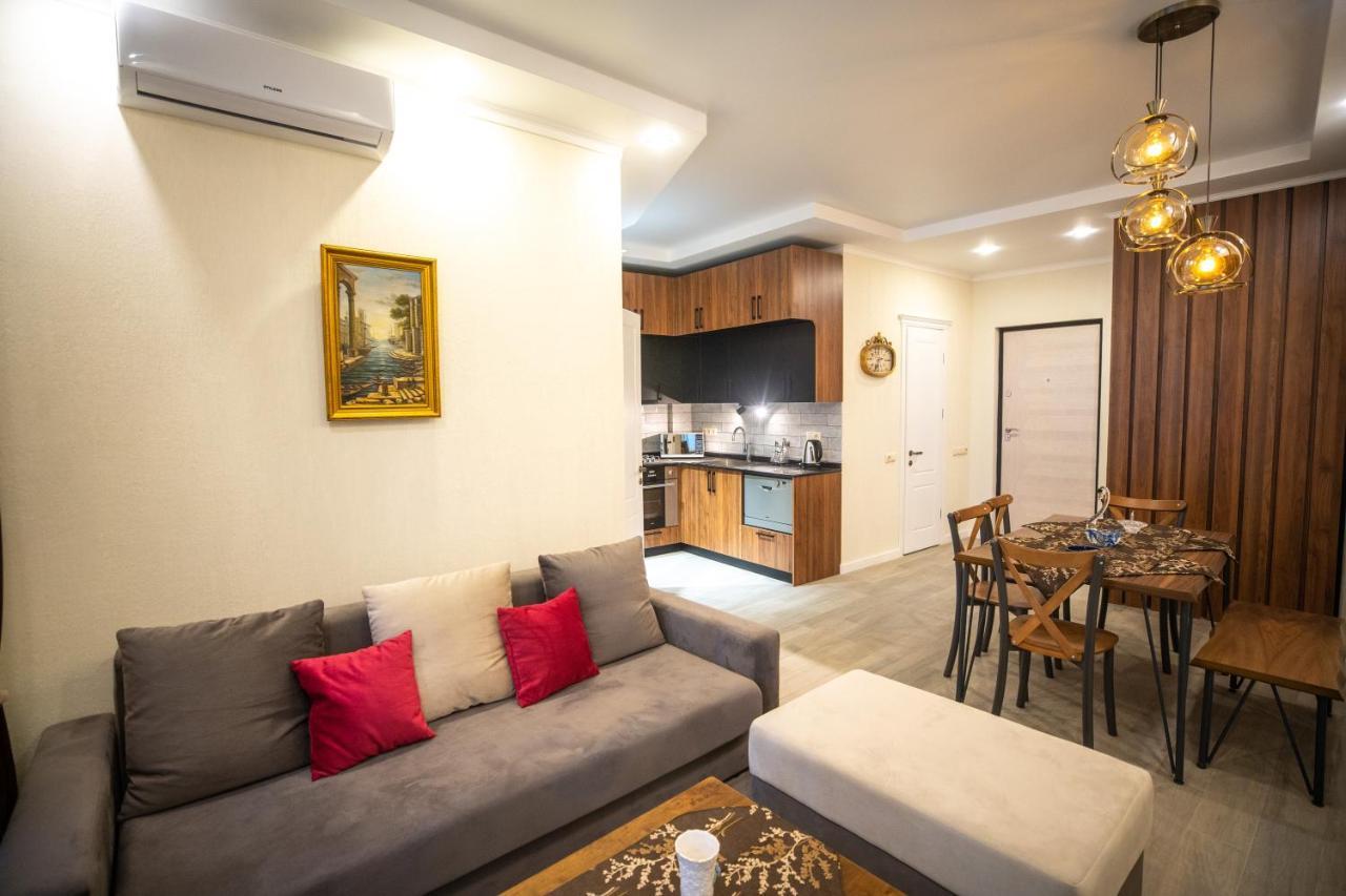 Apartamento Ramada Skytower Batumi Exterior foto
