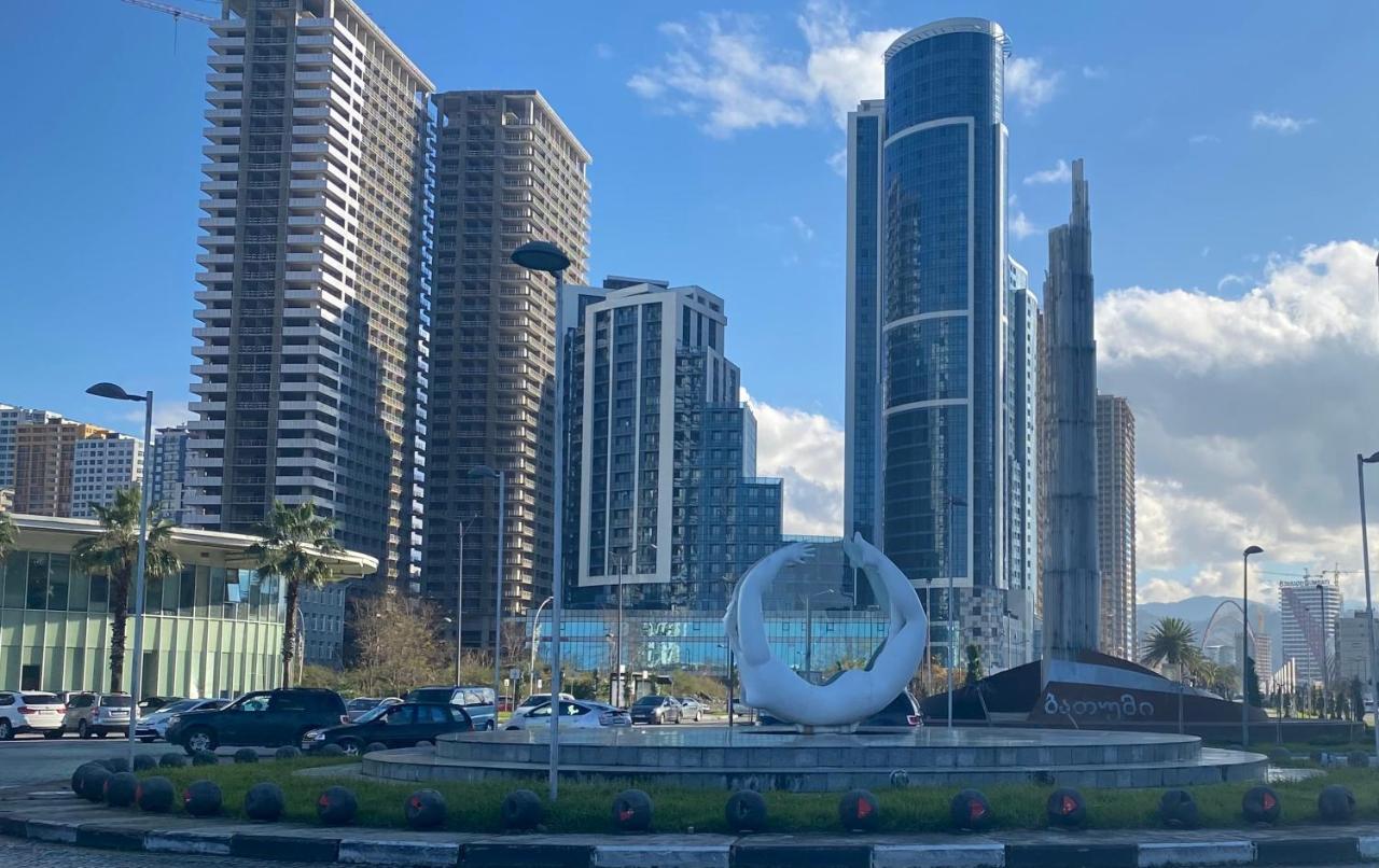 Apartamento Ramada Skytower Batumi Exterior foto